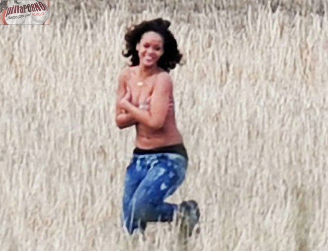 Las fotos robadas de Rihanna haciendo topless - foto 2