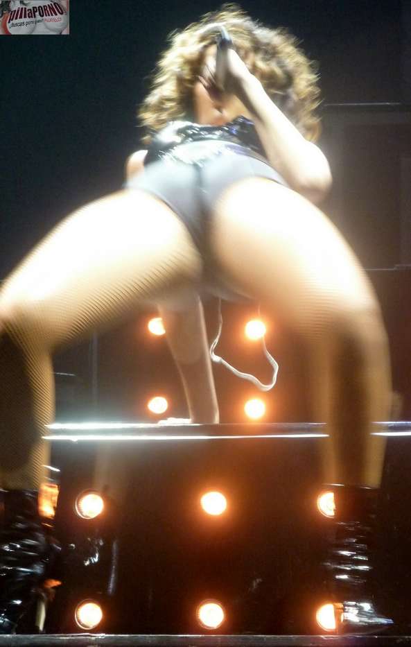 Rihanna marcando coño en un concierto - foto 7