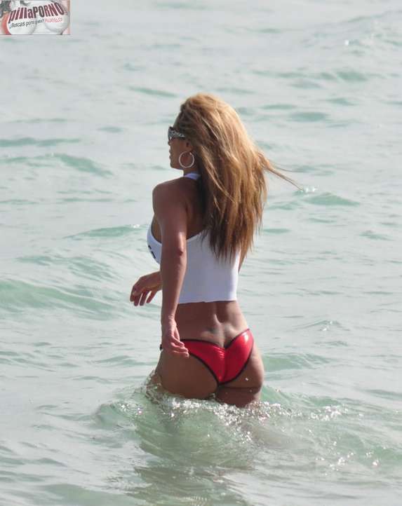 Jennifer Nicole Lee casi desnuda en la playa - foto 14