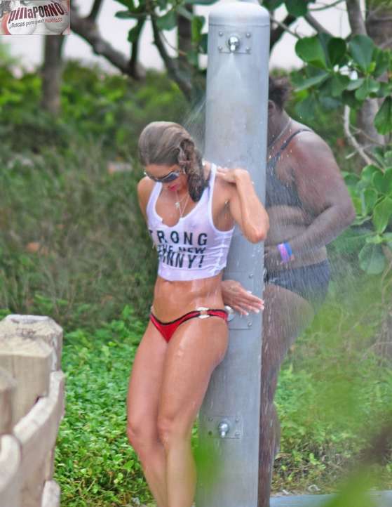 Jennifer Nicole Lee casi desnuda en la playa - foto 18