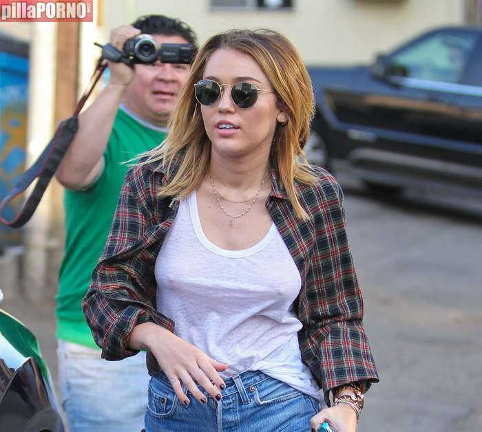 Miley Cyrus sin sujetador marcando pezones - foto 1