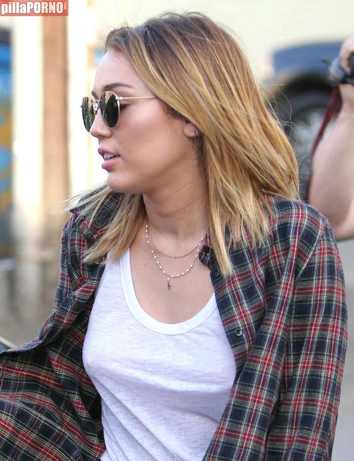 Miley Cyrus sin sujetador marcando pezones - foto 2