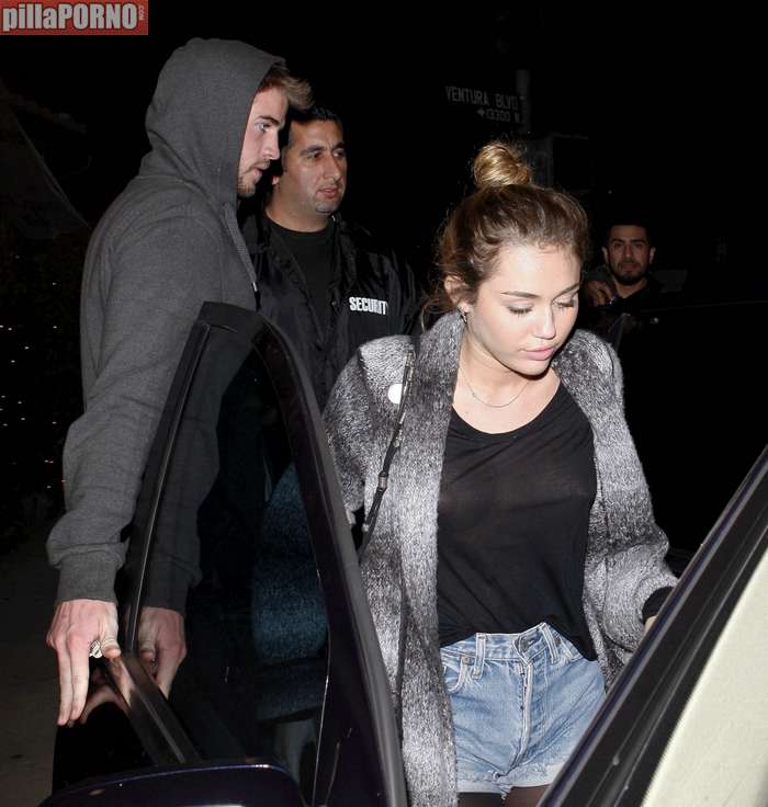 Miley Cyrus sin sujetador marcando pezones - foto 13