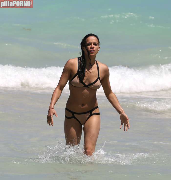 Impresionante Michelle Rodriguez en bikini - foto 1