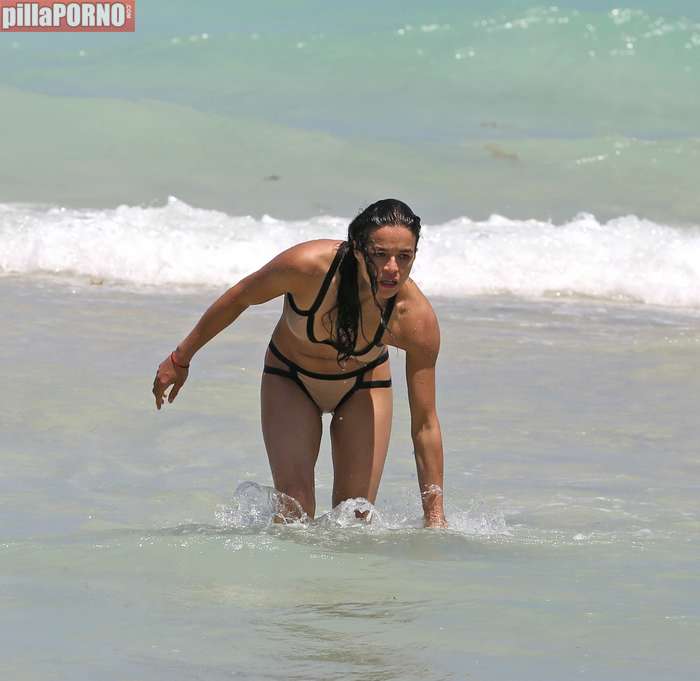 Impresionante Michelle Rodriguez en bikini - foto 3