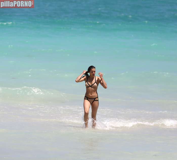 Impresionante Michelle Rodriguez en bikini - foto 5
