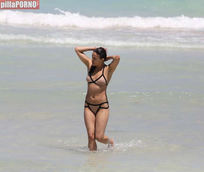 Impresionante Michelle Rodriguez en bikini - foto 10