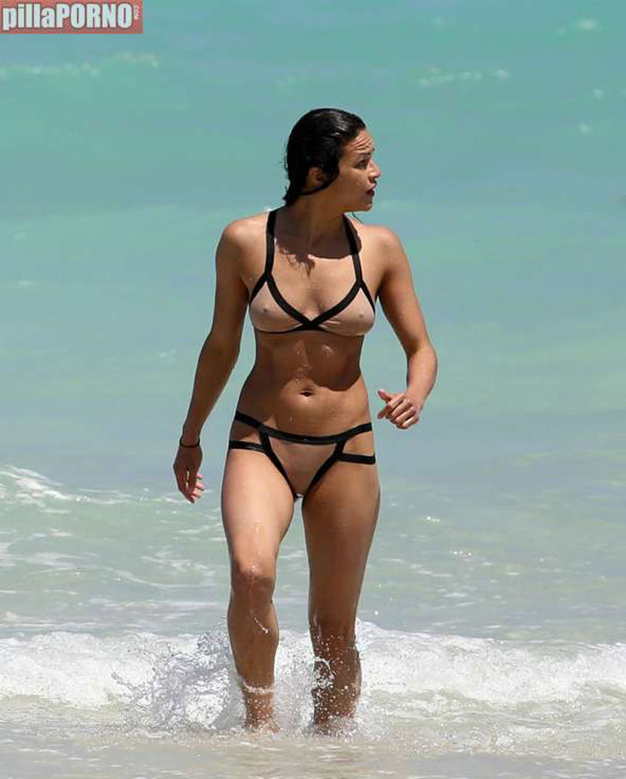 Impresionante Michelle Rodriguez en bikini - foto 12