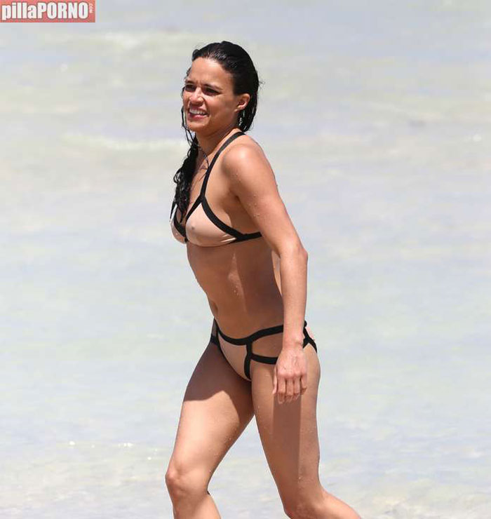 Impresionante Michelle Rodriguez en bikini - foto 13