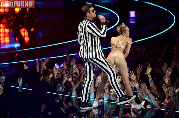 Miley Cyrus muy caliente en los premios MTV - foto 5