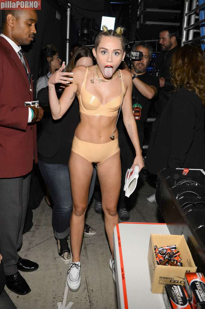 Miley Cyrus muy caliente en los premios MTV - foto 13