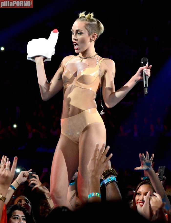 Miley Cyrus muy caliente en los premios MTV - foto 18